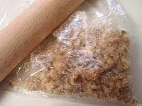 ナッツをビニール袋に入れ、袋の上から、麺棒でゴリゴリ、粗くつぶします。ナッツはフライパンで乾煎りすると、香ばしさがアップします。