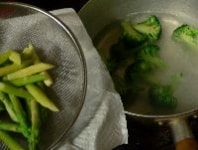 同じ湯で、野菜を一種類ずつゆでていく。野菜は硬めにゆでて、歯応えを残す。ささ身と同様に水気を切る。 <br />