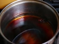 たまねぎは薄くスライスします。鍋に酢と日本酒を入れて火にかけ、アルコールを飛ばし、火を止めてから八角、醤油、砂糖、唐辛子を入れます。 <br />