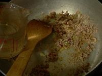 鍋にごま油を熱し、挽き肉を入れ、ポロポロになるまで炒める。