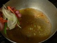 水と固形スープを加え、せん切りした野菜と酒を加えて煮て、塩で味を調える。 <br />