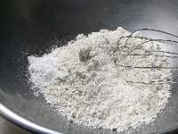 小麦粉、片栗粉、ベーキングパウダーをあわせ、泡だて器で混ぜる。 混ぜながら、卵黄と水をあわせたものを注ぎいれて衣を作る。