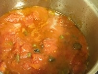 2にトマトを入れ火を通し、トマトの色がオレンジ色になるように煮る。アルデンテに茹でたスパゲッティとパスタのゆで汁大さじ2杯(分量外）とEXVオリーブオイル大さじ1杯をまわしかけ、和えて皿に盛る。