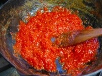フライパンにオリーブオイルとみじん切りにしたニンニクを入れ、弱火にかけます。香りが出てきたら缶詰のトマト水煮を煮汁ごと入れ、塩を加えます。<br />
<br />
約10分ほど、焦がさないように注意しながら、煮詰まってペースト状になるまで弱火で炒めます。<br />
<br />