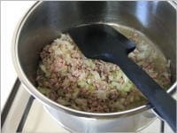 中火で熱した鍋にサラダ油をひき、ひき肉を炒めます。たまねぎ、セロリを加え、さらに炒めます。