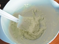 ボウルにクリームチーズを入れ、ゴムベラでクリーム状に練り上げます。<br />
<br />
砂糖、生クリーム、レモン汁大さじ1の順に加え、そのつどゴムベラでよく練って、チーズクリームを作ります。<br />
<br />