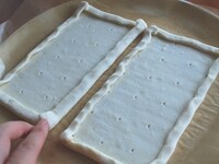 解凍したパイシートの各辺を1cmずつ内側に折り、フォークでパイシート数箇所に穴をあけます。<br />
<br />
パイシートに<b>【3】</b>のチーズクリームを塗ります。<br />
<br />
