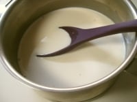 上記、材料・分量中の【ブラマンジェ】の材料（牛乳、生クリーム、コーンスターチ、練乳、ジャム）を鍋に入れ、よく混ぜます。<br />