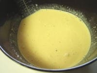 アパレイユ（卵液）を作ります。ボウルに、卵、生クリーム、マヨネーズ、粉チーズ、塩コショウを加え、よく混ぜます。<br />