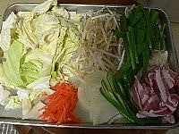 野菜と豚肉を切る