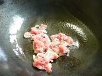まず中華なべを熱した後、サラダ油を入れて熱し、豚肉を入れて両面を焼き炒めする。