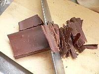チョコレートを刻む。型の内側に、指でマーガリン（分量外）を薄く塗っておく。