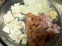 玉ネギは薄切り。ベーコンは細切り。ウインナーは1cmの小口切り。チーズは1～2cm角に切る。ニンニクは軽く叩く。