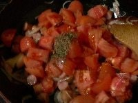 トマト、バジル、清酒、ゆで汁、スープ顆粒を加え、5～6分煮る。