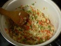 鍋にサラダ油を大さじ1強熱し、（2）の野菜と月桂樹の葉を2分間炒める。