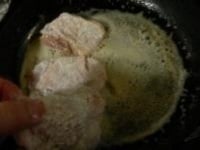 鶏肉に小麦粉をたっぷりまぶし、余分な粉をはたく。フライパンにバターと、同量のサラダ油をとって火にかけ、鶏肉を並べて焼く。　