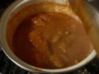 最後に塩コショウで味を調える。皿に肉を盛りつけ、トマトソースをたっぷりかける。