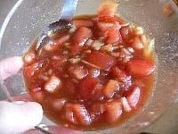 トマトを1cm角に切り、ドレッシングの材料を混ぜ合わせ、しばらく置いて、味をなじませる。