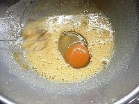 別のボウルに砂糖を取り、卵を一個ずつ加えて泡だて器でよく混ぜる。