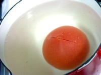 トマトは皮を湯剥きし、厚さ1cm程度に輪切りにする。