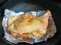 中華鍋の中に焼き網などを置き、その上に鶏モモ肉を置いてフタをし、強火にかけます。煙が出はじめたらすぐに弱火にし、40分ほど、鶏肉に火が通るまで燻煙します。途中一度、チップをもうひとつかみ足すと色鮮やかに仕上がります。<br />