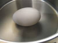 ゆで卵を作ります。<br />
水から卵をいれ、中火にかけます。沸騰後10分茹でれば、黄身がキレイな固ゆで卵に。出来上がったゆで卵をすぐ水に放ち、軽く粗熱をとれたら、全体にひびを入れ、流水を利用しながら剥くと、つるりときれいなゆで卵になります。
