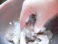 エビは殻をむいて背ワタを取り除き、片栗粉と塩（どちらも分量外）でもんで流水でよく洗い、布巾に包んで水分をふき、塩、コショウ、片栗粉、ごま油を少量ずつまぶしておく。