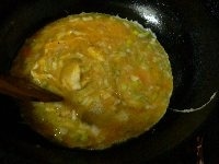 同じ鍋にサラダ油を足し、ショウガを炒めて香りを付けて取り除き、卵液を流し入れて大きくかき混ぜて炒める。