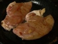フライパンにサラダ油少々（分量外）を熱し、鶏肉の両面を焼いて焼き目をつける。