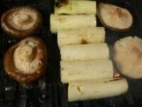 肉を焼いてる間に、焼き網かグリルで、椎茸と長ねぎを焼く。