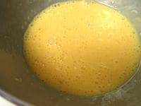ボウルに、玉子と塩ひとつまみを入れ、混ぜます。そこに水溶き片栗粉を加え、混ぜます。