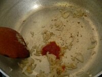 ごま油でニンニク、生姜、長ねぎを炒め、香りが出たら豆板醤を加えて炒める。