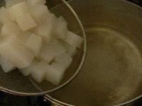鍋にこんにゃく、水、砂糖を取って火にかけ、煮立ったら弱火にして、コトコト20分煮る。