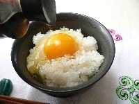 炊きたてごはんの上に卵を割り、かき醤油をかけ、お好みで、アサツキ、もみ海苔等を散らす。