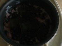炊けたら昆布を取り出し、1cmの千切りにしてご飯に戻し、さっくりかき混ぜる。