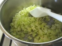鍋にオリーブオイルを入れ、中火でたまねぎ、セロリ、ニンニクを炒めます。<br />