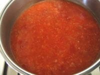 カニ缶（汁ごと）、トマト水煮缶、水（トマト缶をすすぎつつ、1缶分計量）、コンソメ、チリソース、塩、こしょうを加え、中火～弱火で約10分煮込みます。<br />