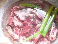 牛スジは3cm角に切る。鍋に牛スジ、たっぷりの水、長ネギ、生姜の皮を入れて火にかけ、煮立ったら火を弱めて30分茹でる。ザルにあけ、水にさらして、水を切る。