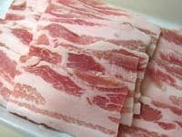 豚肉を食べやすいサイズに切ります。