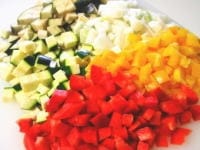 野菜を1～1.5センチ角に切ります。<br />
