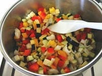 鍋にオリーブオイルを入れ、中火にかけます。野菜を入れ、塩をふります。全体に油がまわり、しんなりするまで炒めます。<br />