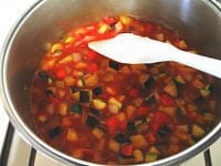 トマトジュース、はちみつを加え、時々混ぜながら、約10分煮込みます。汁気が飛んだら、出来上がりです。<br />