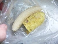 皮をむいてポリ袋に入れる。バナナも一緒に入れる。