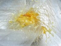 袋の上から手の平でおしつぶし、バターはちみつ、卵黄、シナモンを入れ、ポリ袋の上からもんでまぜる。 　