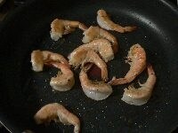 フライパンを熱してごま油小さじ1を引き、エビの殻を焼いて殻の臭みを抜き、取り出す。 　
