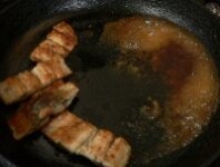両面焼けたら片側に寄せ、フライパンの油をキッチンペーパーでふきとり、たれを入れる。フライパンの片側でたれを煮詰め、いわしにからめる。