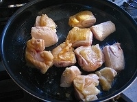 もも肉を裏返し、さらに3分ほど、やはり弱火でじっくりと炒めます。<br />
<br />