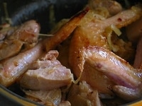 焼いた鶏肉を炒めたたまねぎの入っている鍋に移し、さらに5～7分程度、たまねぎと絡めながら炒めます。 <br />