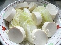 白菜と、適当に切った豆腐とを皿に盛り合わせる。