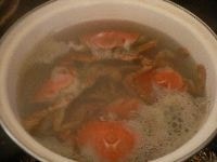 鍋に湯を沸かし、蟹を入れて10分ほど煮る。アクはすくいとる。